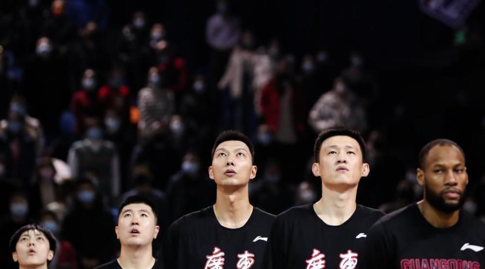 孙氏径直过去揭开里面那口大锅的锅盖子，把手塞进去感受了下那水的温度，又盖上锅盖子，绕到灶膛口，撸了一把松毛往里添了进去。